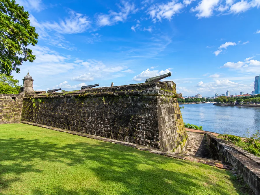 Der Baluarte de Santa Barbara, die Bastion von Fort Santiago, mit alten Kanonen über dem Pasig-Fluss