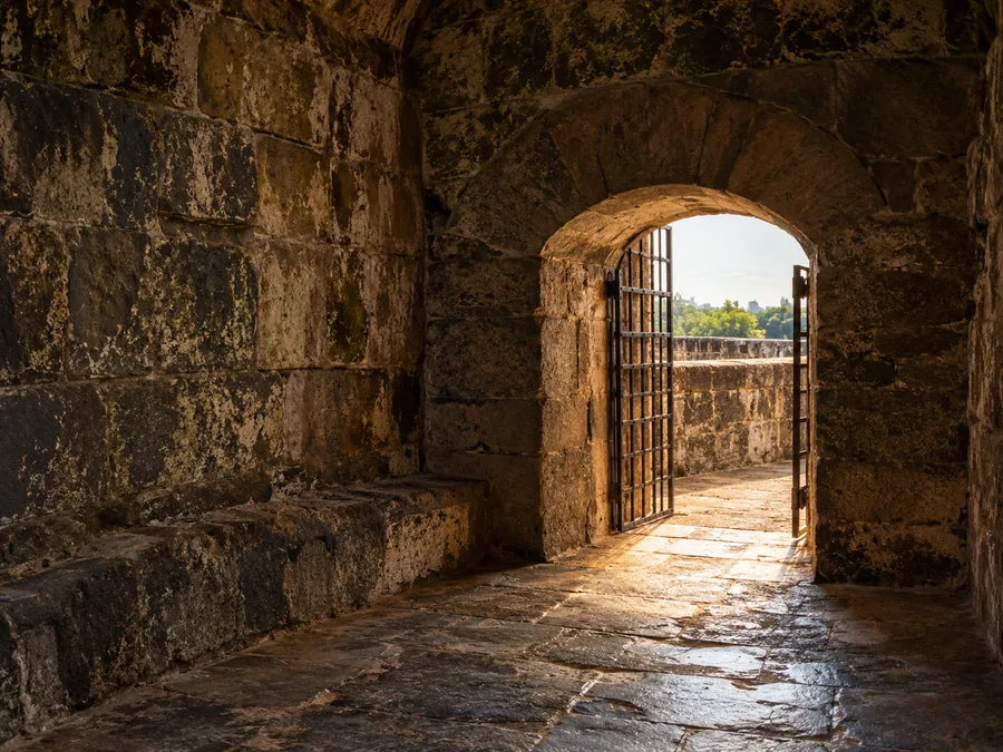 Ein niedriger steinerner Bogeneingang zu den Verliesen unter den Mauern von Fort Santiago