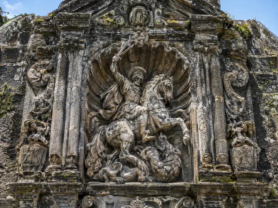 Das in Stein gehauene Relief des heiligen Jakobus zu Pferd über dem Haupttor von Fort Santiago