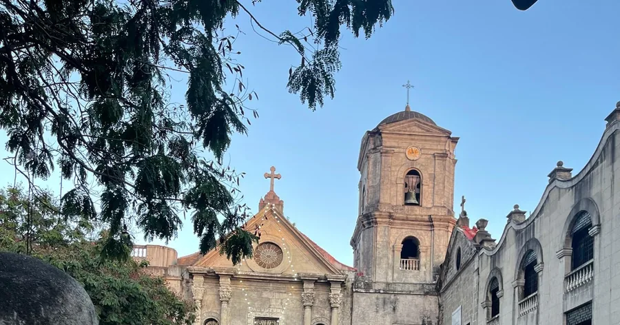 Die Fassade und der Glockenturm der Kirche San Agustin in Intramuros, der ältesten Steinkirche der Philippinen