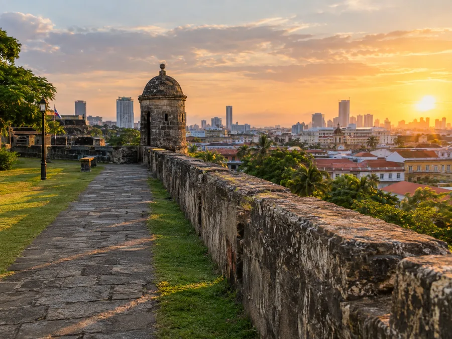 Ein grasbewachsener Weg oben auf den alten Mauern von Intramuros im Licht des späten Nachmittags